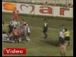 Hakem çıldırdı, futbolcuya saldırdı!